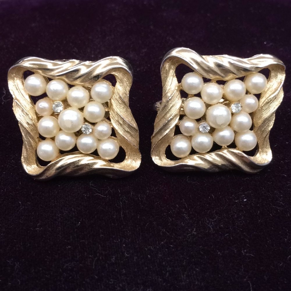 VINTAGE CROWN TRIFARI FAUX PEARLS CLIP EARRINGS